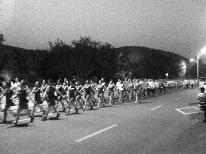 廣場(chǎng)舞大媽“轉(zhuǎn)行”，徐州每晚萬(wàn)人暴走