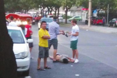 拍照結(jié)束后將醉漢放在馬路上。