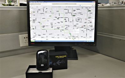 記者花近400元網(wǎng)購的定位監(jiān)聽器，能通過短信激活，進(jìn)行實時監(jiān)聽。