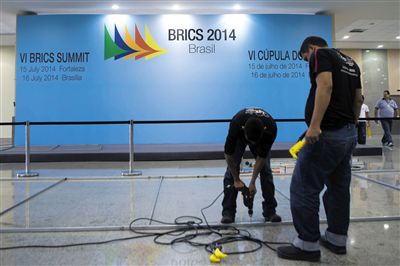 　13日，福塔萊薩的塞阿拉州會(huì)展中心，工作人員布置會(huì)場(chǎng)新聞發(fā)布廳。