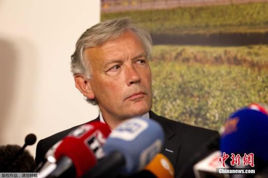 7月17日，在荷蘭阿姆斯特丹斯希普霍爾機(jī)場舉行的的新聞發(fā)布會上，馬航歐洲區(qū)負(fù)責(zé)人介紹情況。