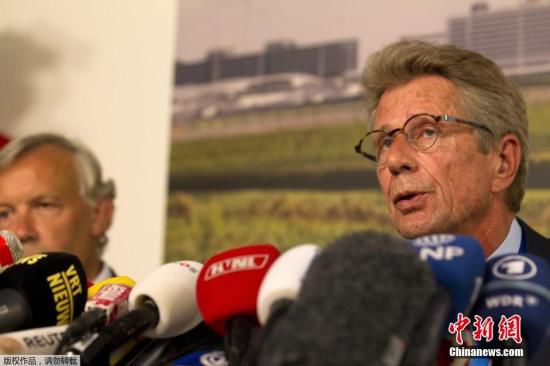 7月17日，在荷蘭阿姆斯特丹斯希普霍爾機(jī)場舉行的的新聞發(fā)布會上，馬航歐洲區(qū)負(fù)責(zé)人介紹情況。