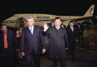 21日晚,習(xí)近平乘坐的專機(jī)抵達(dá)哈瓦那何塞·馬蒂國(guó)際機(jī)場(chǎng)。古巴國(guó)務(wù)委員會(huì)第一副主席兼部長(zhǎng)會(huì)議第一副主席