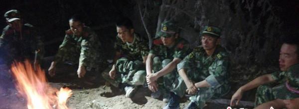 8月5日晚，受困官兵等待天亮以后的救援。