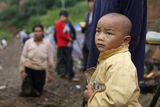 帳篷有限，尚有不少村民沒有地方躲雨。澎湃新聞 程藝輝 圖