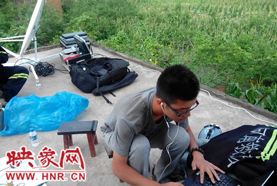 河南新聞廣播記者采訪現(xiàn)場制作錄音報(bào)道