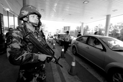 武警持槍警戒進駐檢查站。