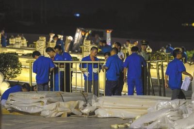 昨晚，工作人員正在為金水橋安裝金色護(hù)欄。京華時(shí)報(bào)記者潘之望攝