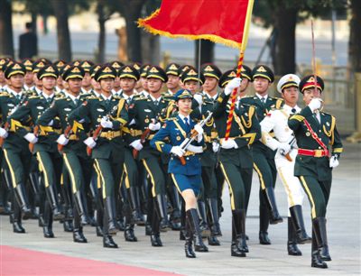 昨日，151人最大陣容的三軍儀仗隊(duì)，著新式禮賓服接受檢閱。這也是解放軍儀仗隊(duì)、軍樂團(tuán)新式禮賓服首次亮