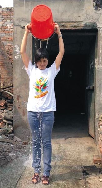 20日下午，央視主持人張泉靈參與“冰桶挑戰(zhàn)賽”。圖片來自微博