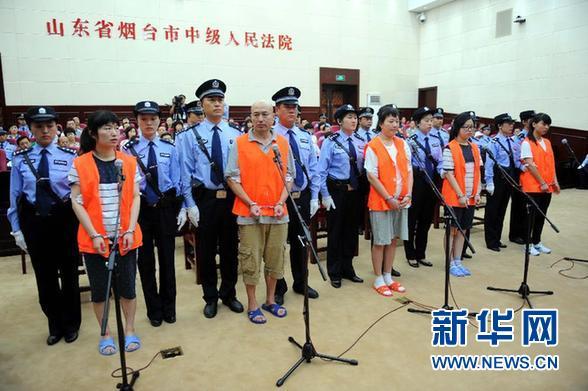 8月21日，被告人張帆、張立冬、呂迎春、張航、張巧聯(lián)到庭。法庭逐一核對(duì)被告人身份。