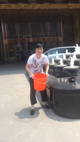 王思聰在進(jìn)行冰桶挑戰(zhàn)。