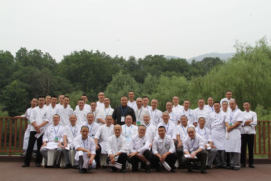 幾十位光頭廚師的大合照。 花惠生 供圖