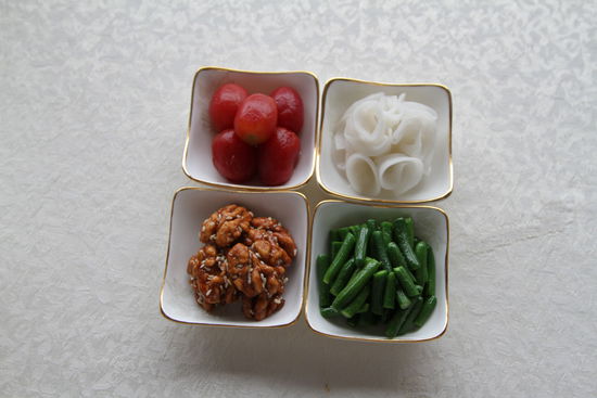 四調(diào)味：圣女果、蓮藕、核桃仁、小黃瓜。 花惠生 供圖