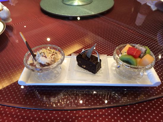 西點(diǎn)水果拼盤、巧克力布朗尼、冰淇淋。 花惠生