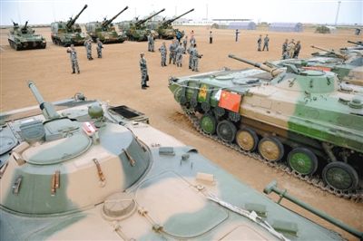 8月21日,在朱日和基地,中外參演部隊代表在裝備展覽交流活動現(xiàn)場參觀中國人民解放軍裝備。