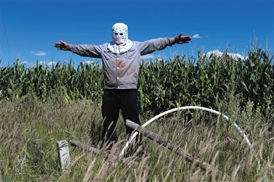 一牧民向記者描述化工園區(qū)打的水井：“他們的井又深又大，我們肯定搶不過他們?！? width=