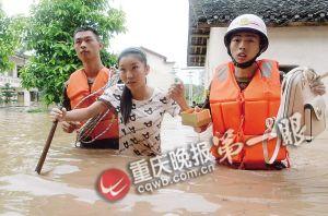 長壽區(qū)，消防官兵搜救被困群眾。