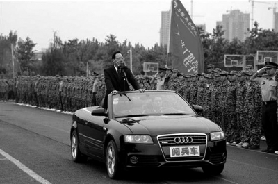 安徽新華學院院長乘敞篷車“閱兵”場面。網(wǎng)絡截圖