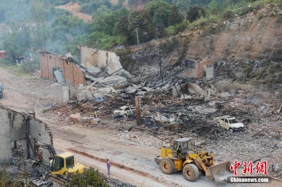 9月23日上午，花炮廠清理工作正在進(jìn)行，山谷內(nèi)的廠房已被爆炸夷為平地。中新社發(fā) 楊華峰 攝