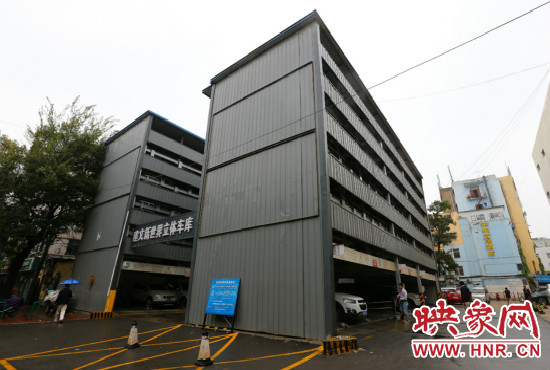 目前，市區(qū)內(nèi)的停車場數(shù)量還不能滿足廣大市民的需求。