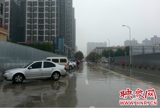 由于停車場分配不均，廣大私家車主選擇將車停在路邊。