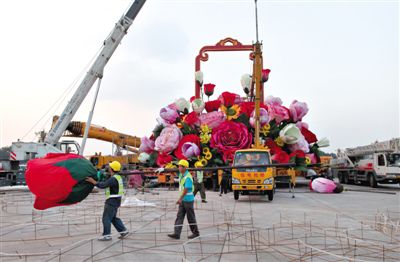 吊裝現(xiàn)場。昨晚，天安門立體主花壇“祝福祖國”完工，今天起供游人參觀。
