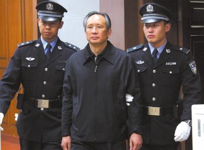 昨天，被告人張曙光在法庭上聽取宣判。新華社發(fā)