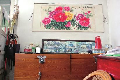 　陳會英將兒女的照片都裱起來，裝在一個大相框里，放在箱子上經?？?，其中最多的就是劉金國的照片。