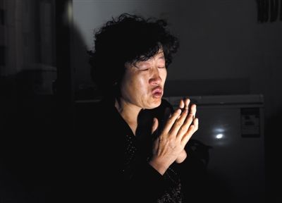 昨日,呼格吉勒圖的媽媽尚愛云在內(nèi)蒙古呼市家中講述這些年來的上訪經(jīng)歷。本版圖片/新京報(bào)記者 郭鐵流