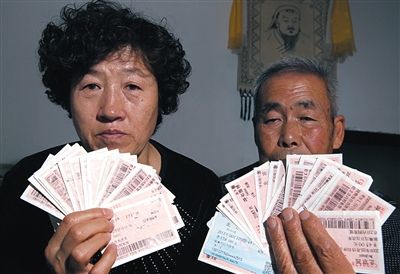 尚愛云夫婦展示上訪留下的車票,這些只是一部分。