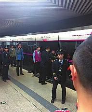 昨日18時(shí)57分，北京地鐵5號(hào)線惠新西街南口一女子遭遇不幸。昨晚9時(shí)記者在中日友好醫(yī)院發(fā)現(xiàn)女子已不幸身亡，女子遇險(xiǎn)是被夾在安全門和地鐵門中間，列車啟動(dòng)后掉下站臺(tái)。