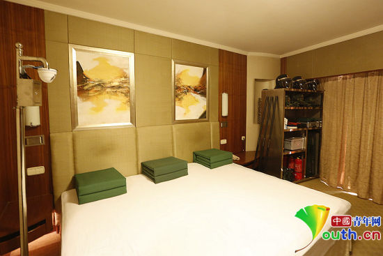 雖然在五星級飯店房間駐守，但武警官兵自帶被褥及生活用品，將兩張單人床拼成三人通鋪使用。