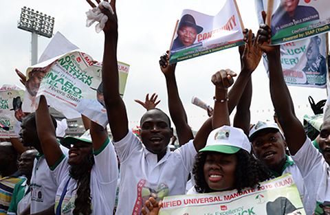 11日，喬納森總統(tǒng)的支持者在集會(huì)現(xiàn)場(chǎng)。