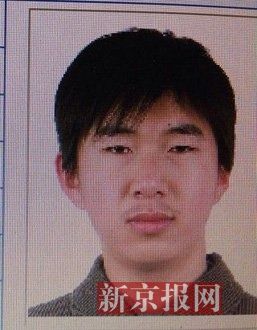 犯罪嫌疑人李小龍，27歲，唐山樂亭人。村干部說李小龍經(jīng)常把自己關(guān)在家里