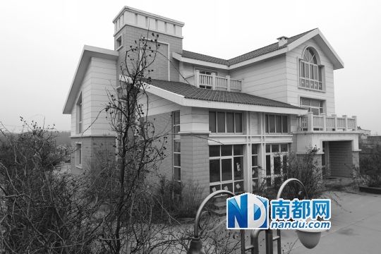 　馬超群在赤土山村村委會(huì)旁的別墅，就是以“自來(lái)水維護(hù)站”的名義拿的地。