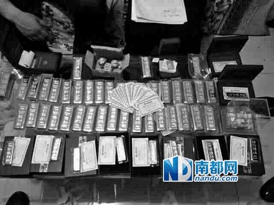 　馬超群家中金條清點(diǎn)現(xiàn)場(chǎng)。
