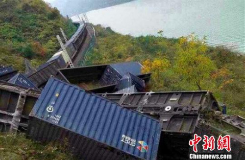 圖為脫軌現(xiàn)場。通訊員 毛毛 攝