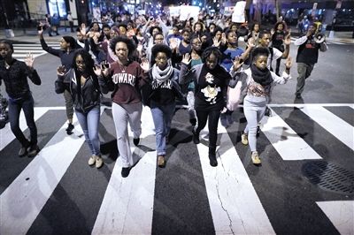 　24日，美國華盛頓，民眾在白宮前參加示威，抗議不起訴槍殺黑人青年的白人警察。