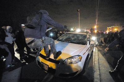 11月24日，圣路易斯市，示威者得知涉案警察被免予起訴消息后表達(dá)不滿?！? width=