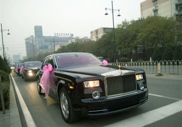 　11月23日，河北唐山街頭現(xiàn)價(jià)值超過(guò)2個(gè)億的婚禮車隊(duì)。
