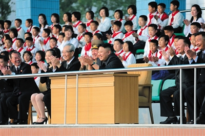 5月2日，金正恩與金與正（前排左二）一起觀看比賽。