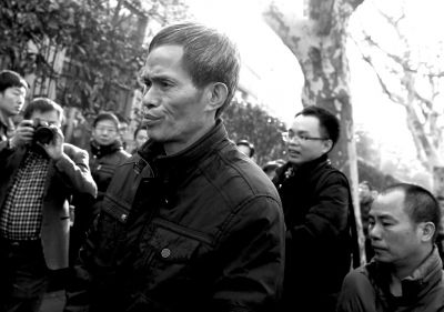 被告人林森浩的父親林尊耀準(zhǔn)備進入法院。