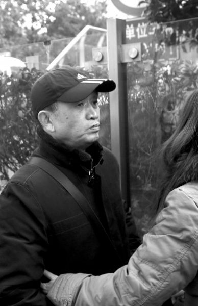 受害人黃洋的父親黃國強準(zhǔn)備進入法院。