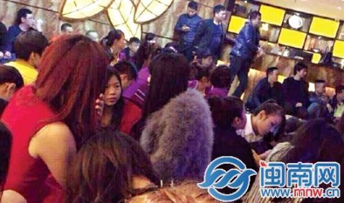 酒店內(nèi)，男男女女被分開而坐