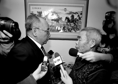 15日，內(nèi)蒙古高院副院長(zhǎng)趙建平（左）帶隊(duì)向呼格吉勒?qǐng)D父母送達(dá)再審法律文書(shū)。