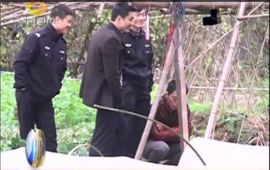 一個(gè)見(jiàn)習(xí)警官，一個(gè)二級(jí)警司，和一個(gè)便衣人員站在菜地里笑。