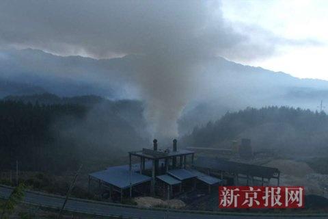 污染企業(yè)排放煙塵。當?shù)鼐W(wǎng)友供圖