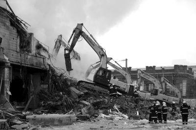 3日下午，挖掘機(jī)在現(xiàn)場(chǎng)作業(yè)。 譚青/攝