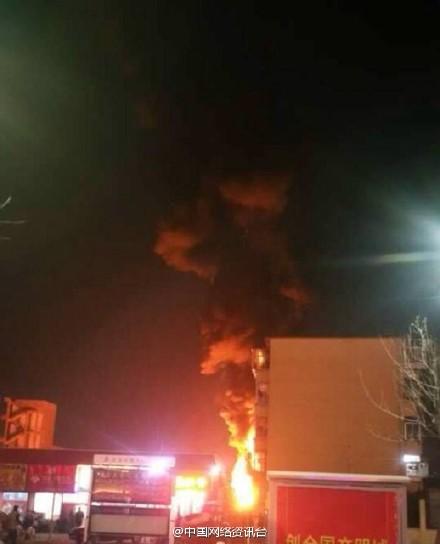 河北秦皇島一廠(chǎng)房發(fā)生火災(zāi)，現(xiàn)場(chǎng)火勢(shì)兇猛。